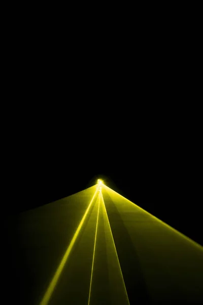 Fascio laser giallo su sfondo nero — Foto Stock