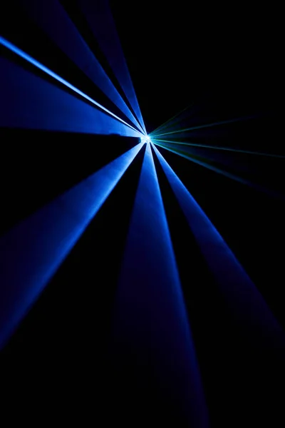 Fascio laser blu su sfondo nero — Foto Stock