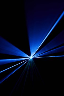 Lazer ışını bir siyah arka plan üzerinde mavi 