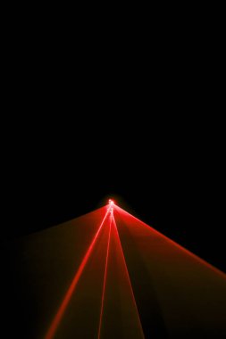 Lazer ışını bir siyah arka plan üzerinde kırmızı 