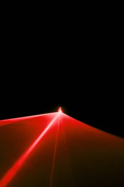 Lazer ışını bir siyah arka plan üzerinde kırmızı 