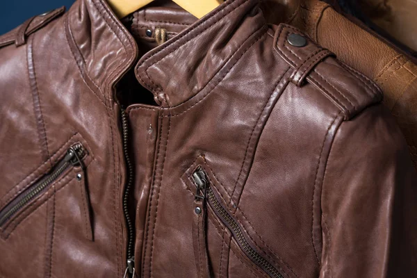 Getextureerde bruinleren vest. Lederen jas macro details. Jas ritsen en zakken. — Stockfoto