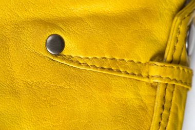 Metal toka düğme deri sarı ceket. Deri ceket omuz ayrıntı. Makro deri detay