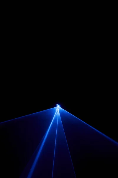 Rayon laser bleu sur fond noir — Photo