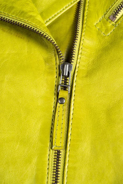 Zíperes casaco de couro verde. Jaqueta de couro macro detalhes. Zíperes e bolsos de casaco — Fotografia de Stock