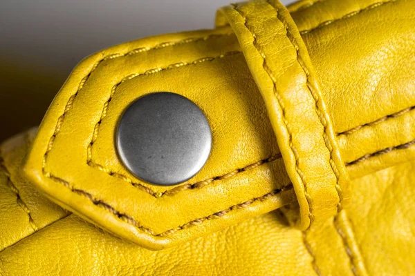 Metal toka düğme deri sarı ceket. Deri ceket omuz ayrıntı. Makro deri detay
