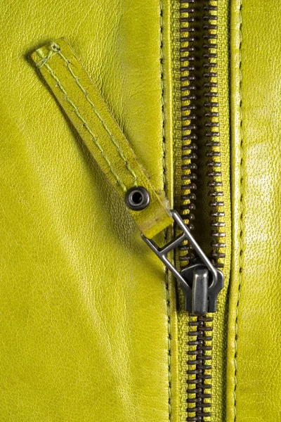 Zíperes casaco de couro verde. Jaqueta de couro macro detalhes. Zíperes e bolsos de casaco — Fotografia de Stock