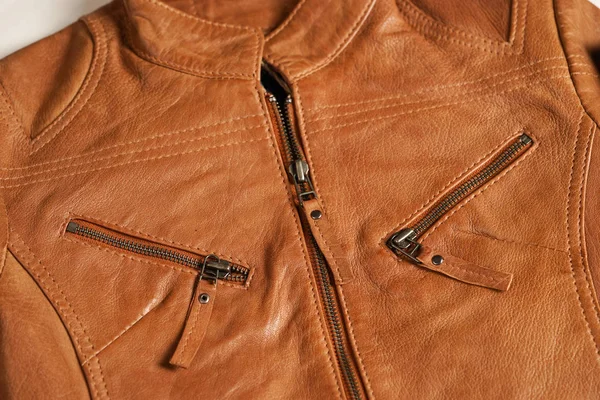 Licht bruin lederen jas. Beige kleur lederen jas op hanger. Ritsen en details op jas — Stockfoto
