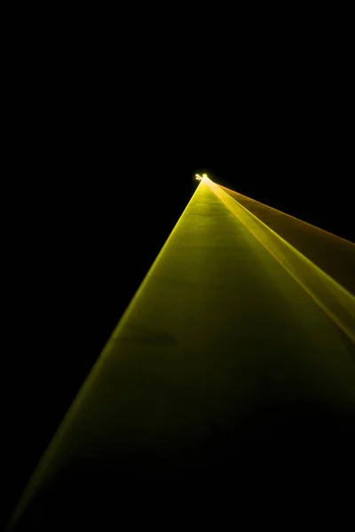 Fascio laser giallo su sfondo nero — Foto Stock