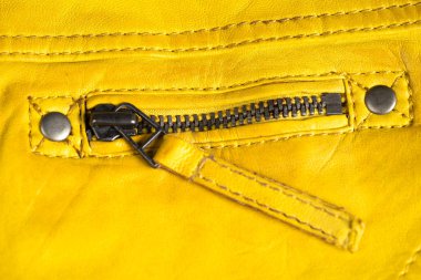 Sarı deri ceket fermuar. Makro deri ceket ayrıntıları
