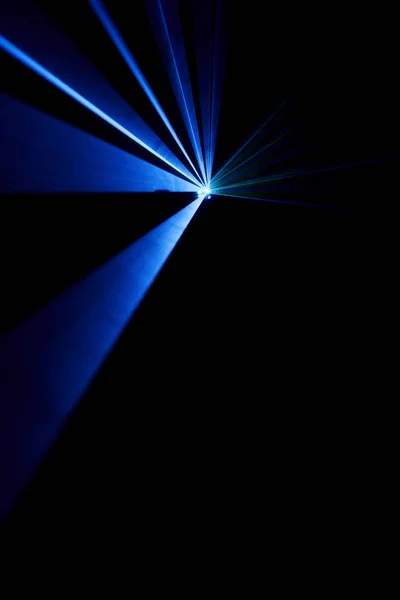 Fascio laser blu su sfondo nero — Foto Stock