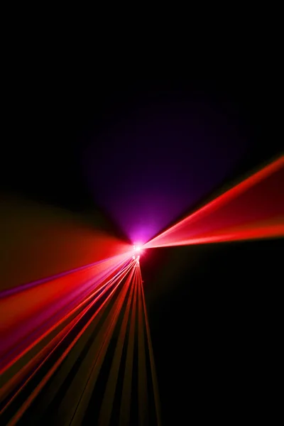 Feixe laser vermelho sobre um fundo preto — Fotografia de Stock