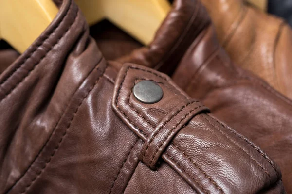 Jaqueta de couro marrom ombro botão de fecho de metal. Detalhe de ombro de couro macro — Fotografia de Stock