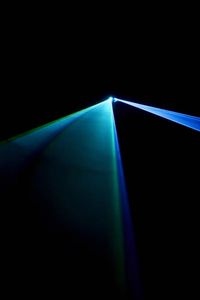 Lazer ışını bir siyah arka plan üzerinde mavi 