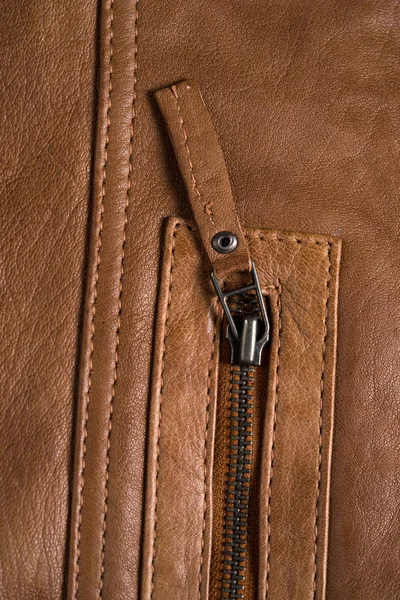 Chaqueta de cuero marrón claro cremalleras y bolsillos. Detalles de la chaqueta de cuero macro — Foto de Stock