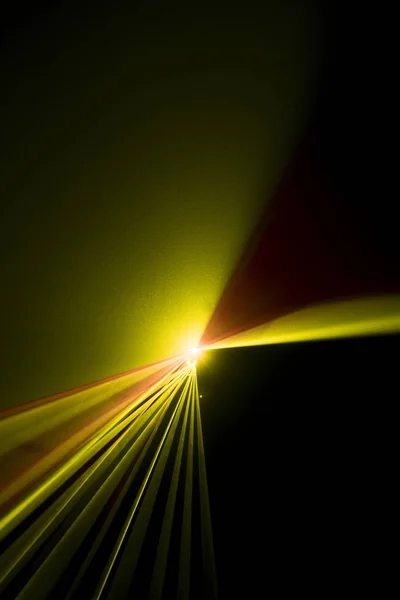 黒の背景に黄色のレーザービーム — ストック写真