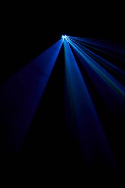 Lazer ışını bir siyah arka plan üzerinde mavi 