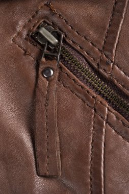 Kahverengi deri ceket fermuarlar dokulu. Deri ceket makro ayrıntılar. Ceket fermuarlar ve cepler