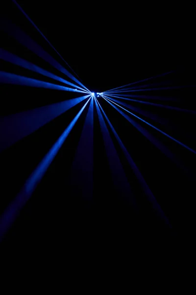 Laserstrahl blau auf schwarzem Hintergrund — Stockfoto