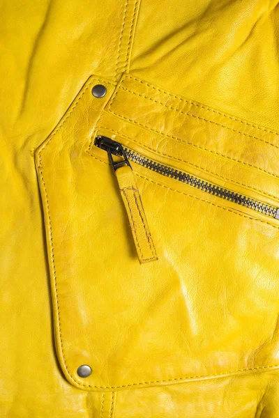 Amarelo texturizado zíperes casaco de couro. Jaqueta de couro macro detalhes. Zíperes e bolsos de casaco — Fotografia de Stock