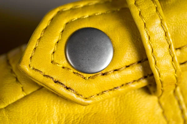 Metal toka düğme deri sarı ceket. Deri ceket omuz ayrıntı. Makro deri detay