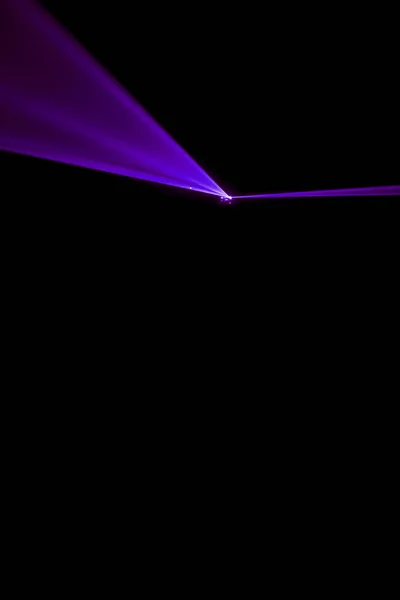 Rayo láser púrpura sobre fondo negro —  Fotos de Stock