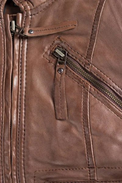 Kahverengi deri ceket fermuarlar dokulu. Deri ceket makro ayrıntılar. Ceket fermuarlar ve cepler
