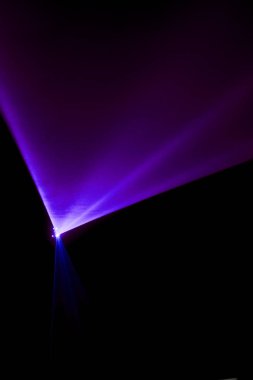 Lazer ışını bir siyah arka plan üzerine mor 