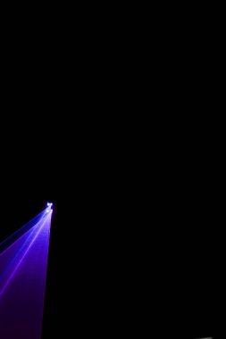Lazer ışını bir siyah arka plan üzerine mor 