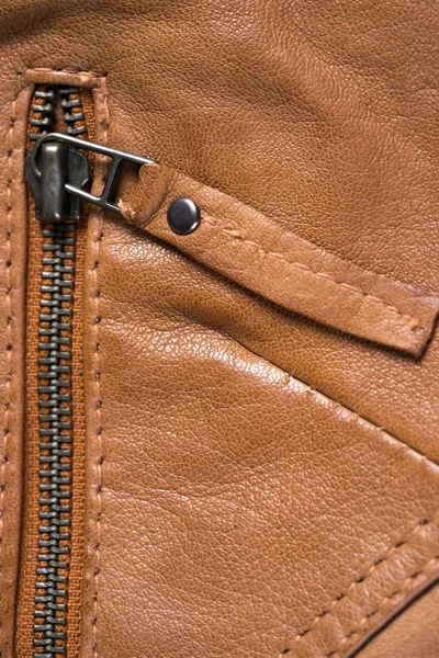 Chaqueta de cuero marrón claro cremalleras y bolsillos. Detalles de la chaqueta de cuero macro — Foto de Stock