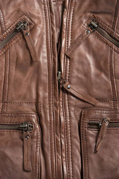 Chaqueta de cuero con textura marrón. Chaqueta de cuero macro detalles. Chaqueta cremalleras y bolsillos . — Foto de Stock