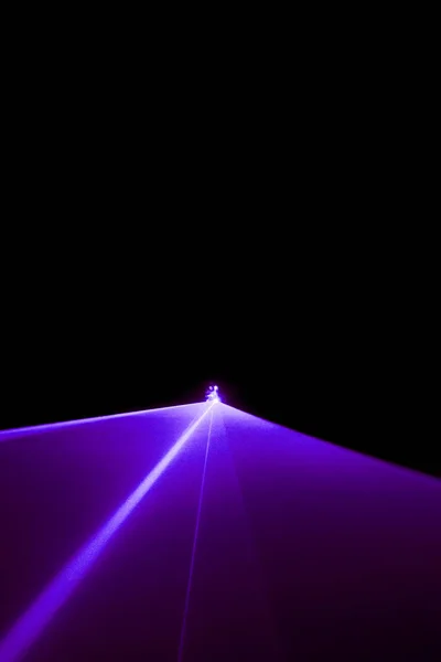 Rayon laser violet sur fond noir — Photo