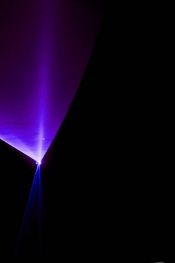 Lazer ışını bir siyah arka plan üzerine mor 