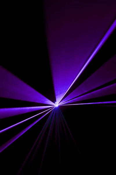 Лазерний промінь фіолетовий на чорному фоні — стокове фото