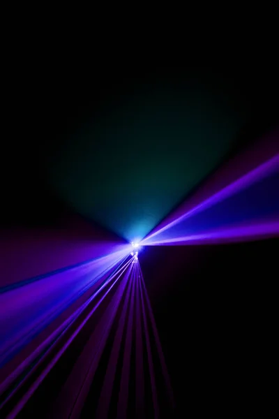 Rayon laser violet sur fond noir — Photo