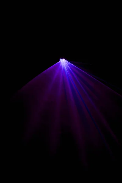 Feixe laser roxo sobre um fundo preto — Fotografia de Stock