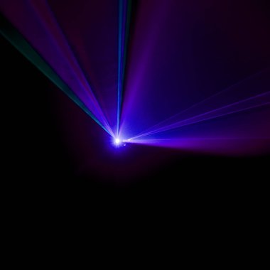 Lazer ışını bir siyah arka plan üzerine mor 
