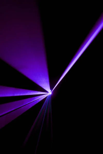 Rayon laser violet sur fond noir — Photo