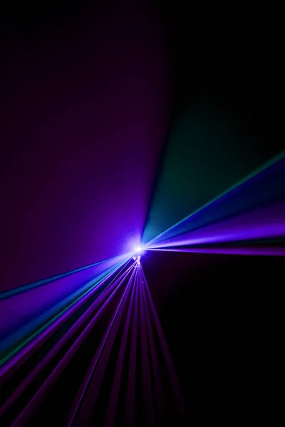 Promień lasera fioletowy na czarnym tle — Zdjęcie stockowe