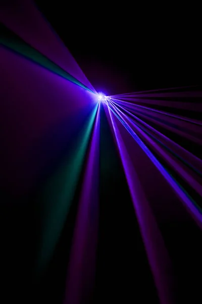 Feixe laser roxo sobre um fundo preto — Fotografia de Stock