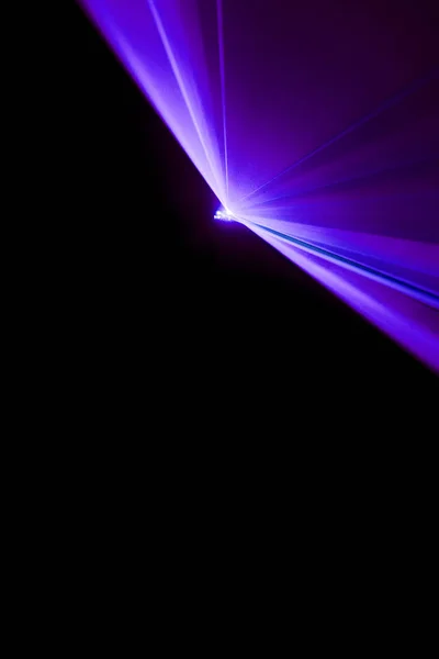 Rayon laser violet sur fond noir — Photo