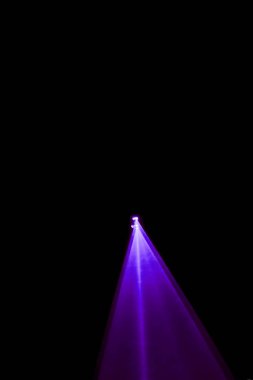 Lazer ışını bir siyah arka plan üzerine mor 