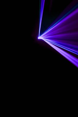 Lazer ışını bir siyah arka plan üzerine mor 