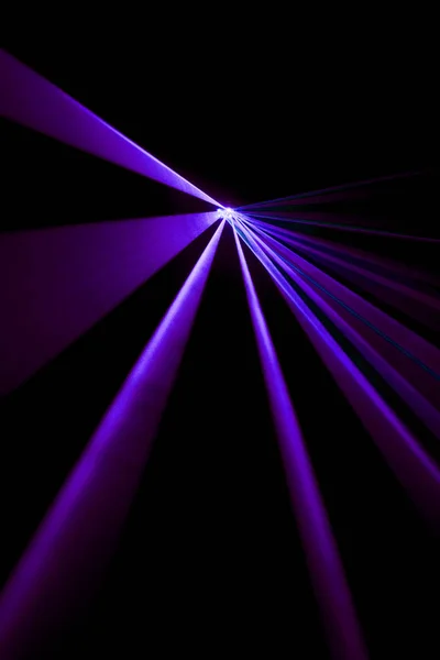 Feixe laser roxo sobre um fundo preto — Fotografia de Stock