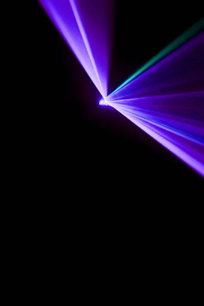 Rayon laser violet sur fond noir — Photo