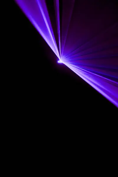 Feixe laser roxo sobre um fundo preto — Fotografia de Stock