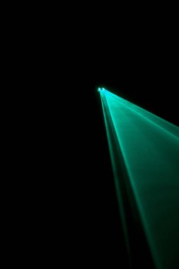 Lazer ışını açık mavi siyah bir zemin üzerine 