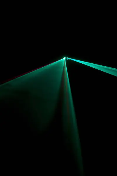 Лазерный луч светло-синий на черном фоне — стоковое фото