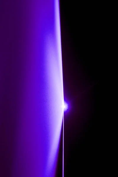 Lazer ışını bir siyah arka plan üzerine mor 