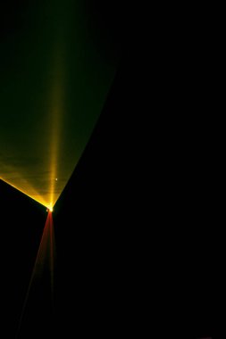 Lazer ışını eğimli turuncu siyah bir zemin üzerine 